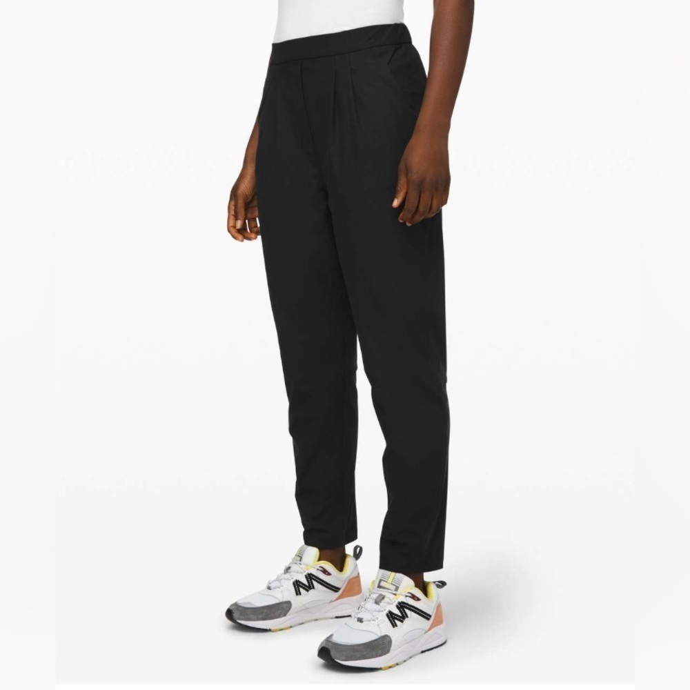 Lululemon Essential High-Rise Trouser
Black sz 2
